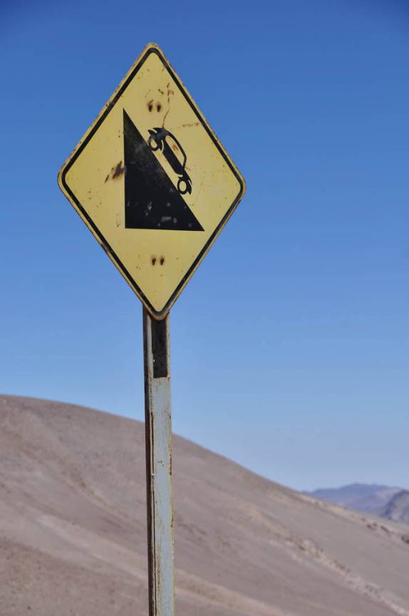 Aviso de descida íngrime (descida dos Andes!) no Parque Nacional Nevado Tres Cruces, região do Paso San Francisco, próximo à Copiapo, no Chile